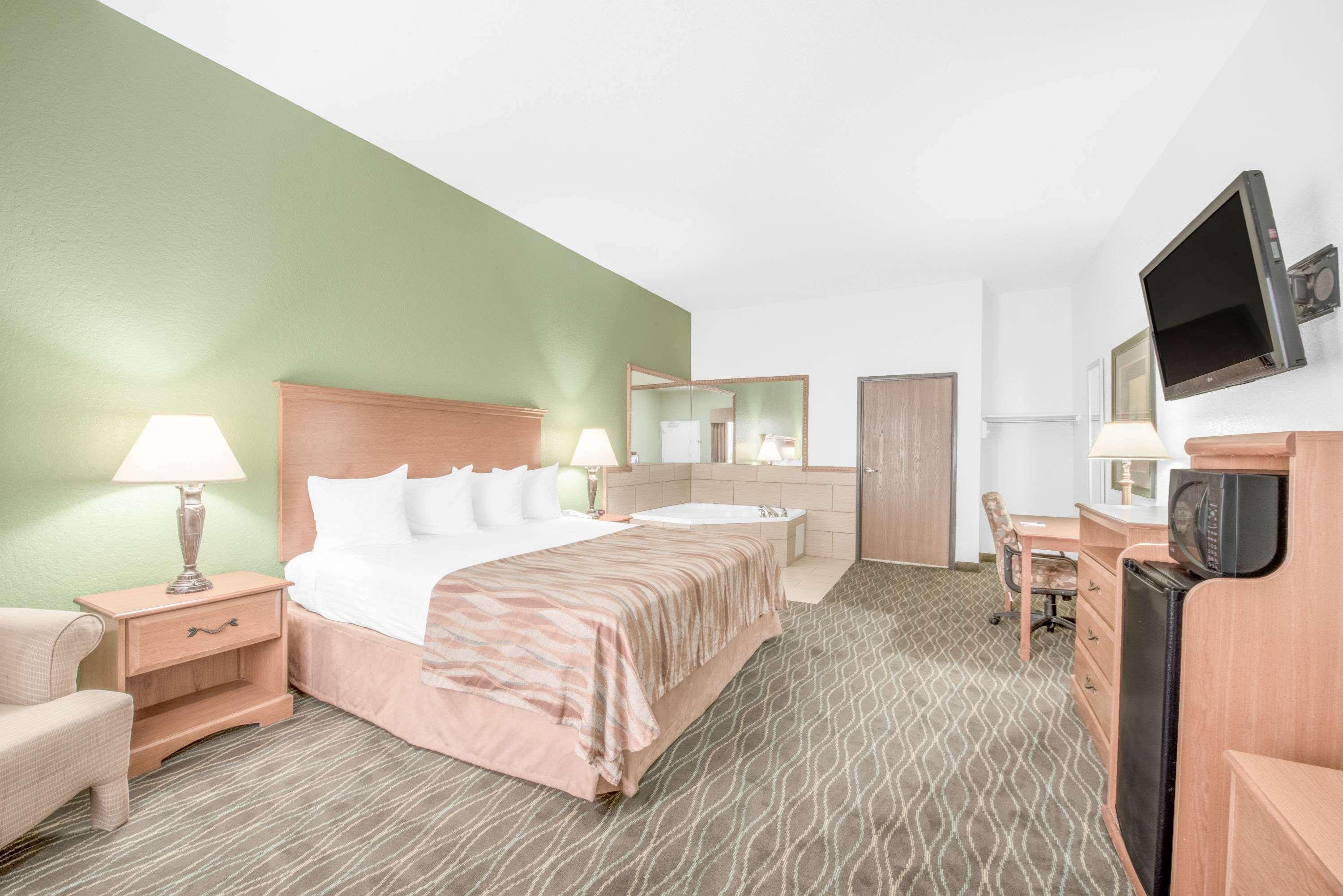 Baymont By Wyndham Pearsall Exteriér fotografie