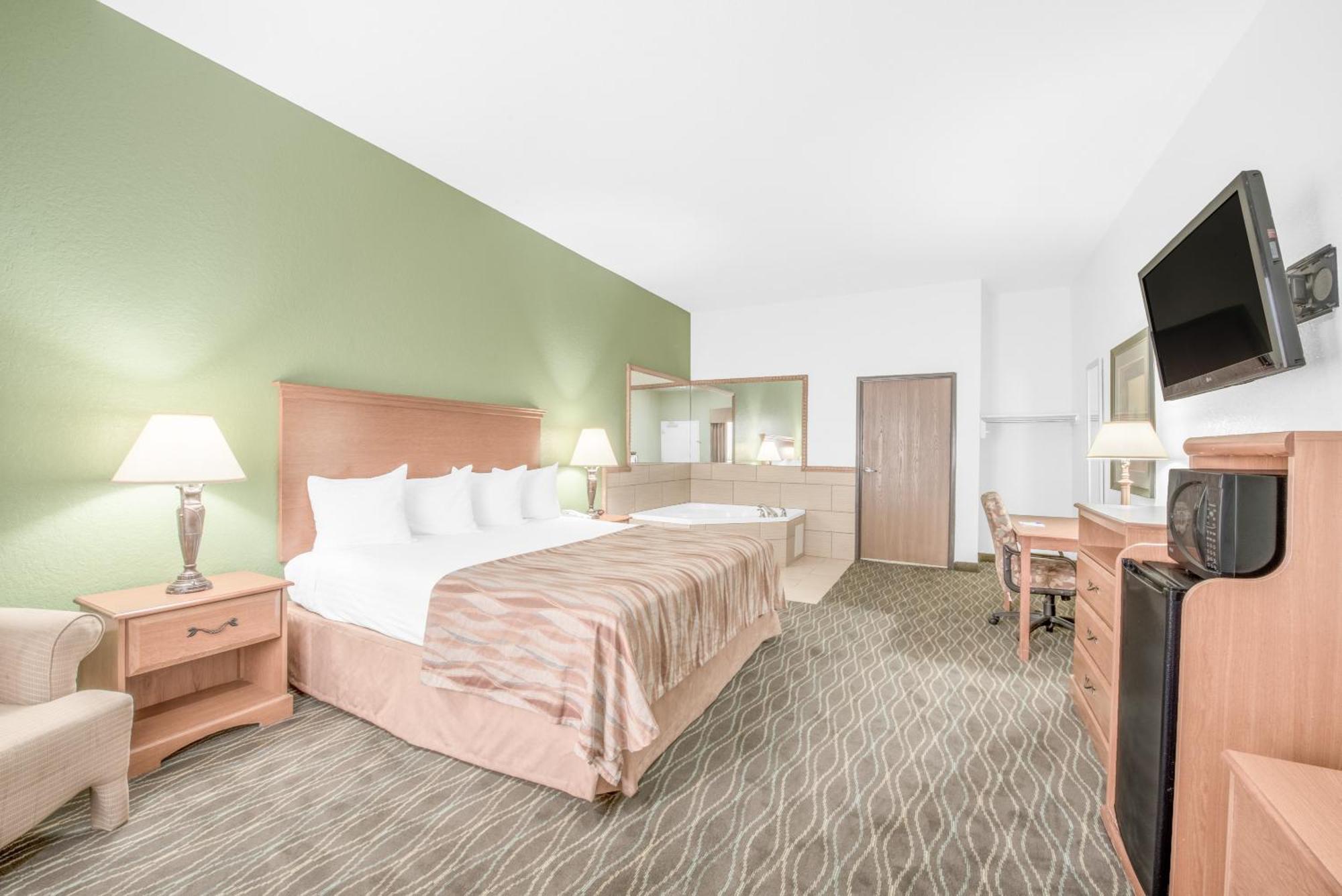 Baymont By Wyndham Pearsall Exteriér fotografie